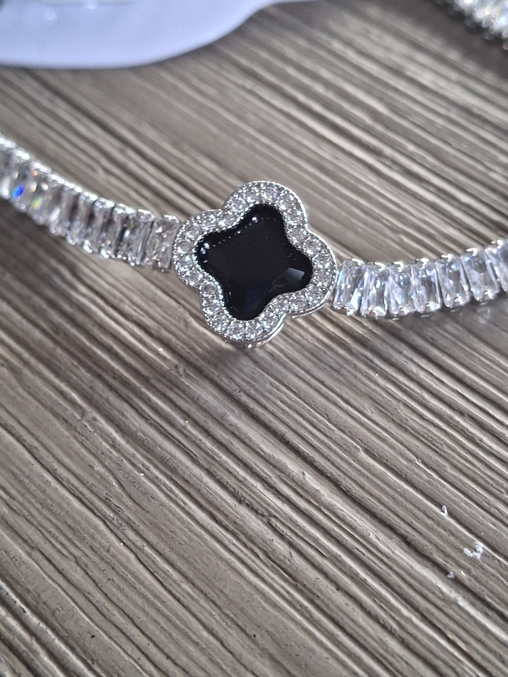 Elegant Women's Bracelet with Black Clover Center
